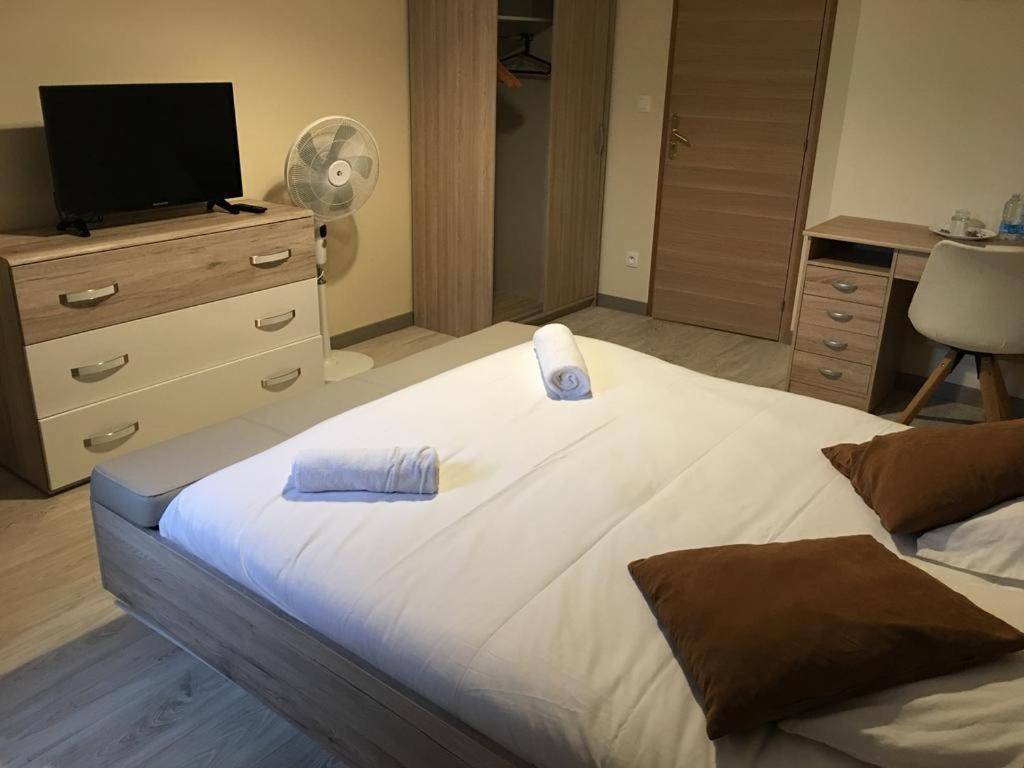 Au Charme Du Lac Piscine & Spa 2 Forges-les-Eaux Eksteriør billede